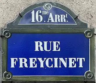 Voir la plaque.