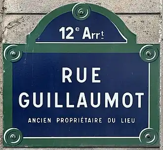 Voir la plaque.