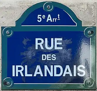 Voir la plaque.