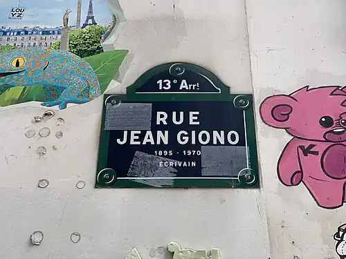 Plaque de la rue Jean Giono à Paris dans le 13e&nbsp;arrondissement de Paris.