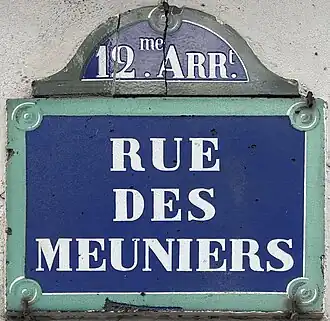 Voir la plaque.