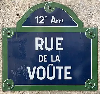 Voir la plaque.