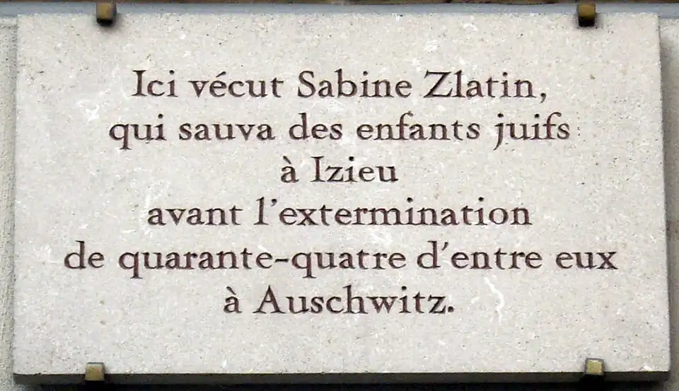 Plaque rendant hommage à Sabine Zlatin, au no 46 de la rue.