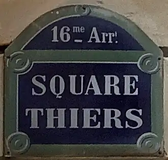 Voir la plaque.
