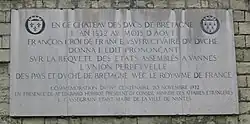 Photographie de la plaque commémorant l'union franco-bretonne dans le château.