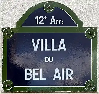 Voir la plaque.