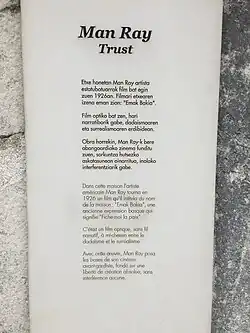 …Plaque apposée sur la villa.