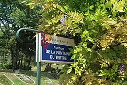 Photographie en couleur d'une plaque de rue.