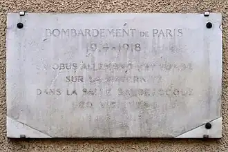 Plaque aux no 119-125 rappelant un bombardement de la Première Guerre mondiale.