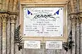 Plaque commémorative à l'extérieur de l'église.