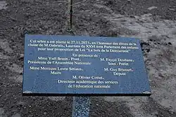 Plaque commémorative dévoilée lorsque l'arbre a été planté sur la place. Une plaque identique se trouve au pied de l'arbre planté dans la cour de l'école.