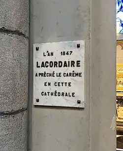 Photographie de la plaque commémorative des conférences données par le Père Henri Lacordaire en 1847 à la cathédrale Saint-Paul de Liège.
