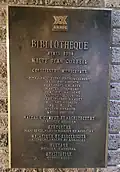 Plaque commémorative de l'inauguration de la bibliothèque en 1984.