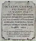 Plaque commémorant le départ du 66e RI le 2 août 1914, appliquée par les vétérans entre-deux-guerres.
