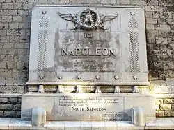 Plaque commémorative rue rue Notre-Dame du bivouac de Napoléon à Cannes « où il arriva tard et d’où il repartit tôt ».