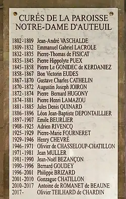 Photographie d'une plaque où sont gravés des noms.