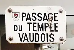 Plaque de rue portant la trace du temple vaudois, désaffecté depuis 1939.