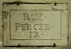 Plaque de pierre de liais conforme aux ordonnances de 1729 avec le numéro du quartier (actuelle rue du Prévôt)