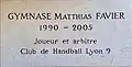 Plaque du gymnase Matthias-Favier à Lyon.