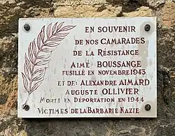 Plaque commémorative en l'honneur d'Aimé Boussange, Alexandre Aimard et Auguste Ollivier, victimes de la « barbarie nazie », ici en mai 2019.