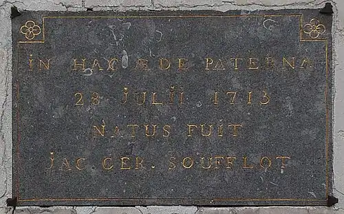 Plaque en latin apposée sur la maison natale de Jacques-Germain Soufflot à Irancy.
