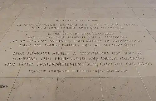 Dalle apposée en 2016.