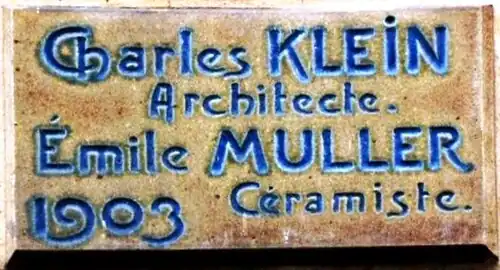 Signatures de l'architecte et du céramiste sur la façade.
