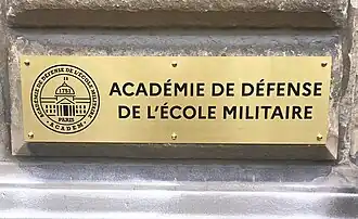 Plaque institutionnelle de l'ACADEM sur la façade de l'École militaire au 21 place Joffre