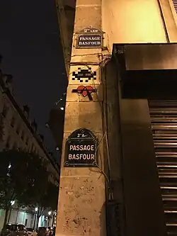 Plaque de rue, à l'angle de la rue de Palestro.