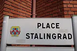 Photographie en couleur d'une plaque de rue.