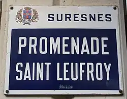 Photographie en couleur d'une plaque de rue.