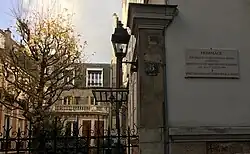 Plaque rappelant l'arrestation les 16 et 17 juillet 1944 des membres du réseau Corvette, située au 5 bis, avenue Philippe-le-Boucher.