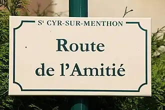 Panneau avec le nom de la commune à Saint-Cyr-sur-Menthon, Ain.