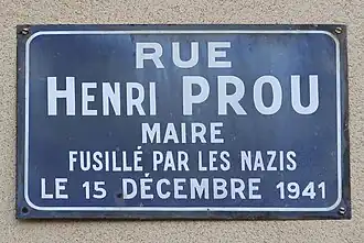 Plaque de la rue Henri-Prou (ancien maire), fusillé par les Nazis en 1941.