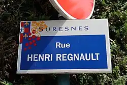 Photographie en couleur d'une plaque de rue.