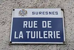 Photographie en couleur d'une plaque de rue.