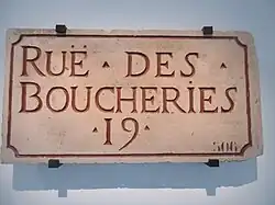 Plaque datée du XVIIIe siècle. La rue est alors située dans le 19e quartier de Paris. Plaque en pierre de liais gravée. Musée Carnavalet.