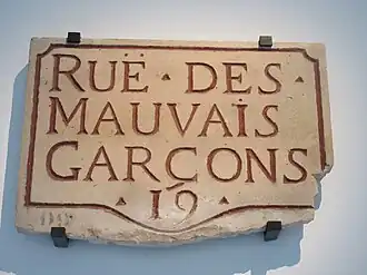 Plaque datée du XVIIIe&nbsp;siècle. La rue, devenue rue Grégoire-de-Tours, est alors située dans le 19e&nbsp;quartier de Paris. Plaque en pierre de liais gravée. Musée Carnavalet.