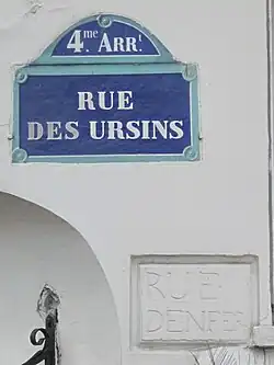 Plaque de rue de la rue des Ursins avec, gravé, son ancien nom « rue d'Enfer ».