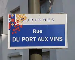 Photographie en couleur d'une plaque de rue.