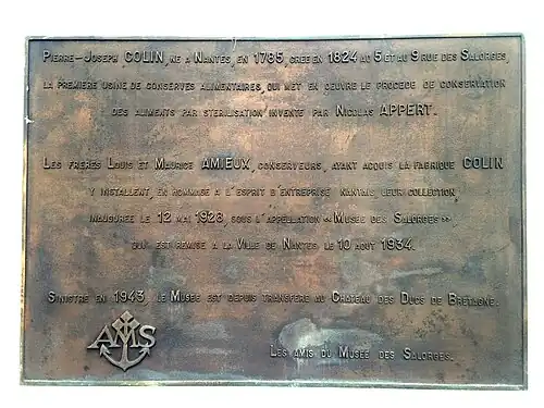 Plaque commémorative apposée sur la façade du centre des Salorges en souvenir des débuts de l'industrie de conservation des aliments.