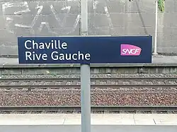 Plaque signalétique de la gare, en mai 2019.