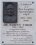 Plaque commémorative dédiée au Professeur et théologien Tibor Fabiny (1924-2007), Pápa (2020).