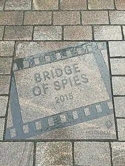 Plaque du film Bridge of Spies 2015, Potsdam, Brandenburger Straße.