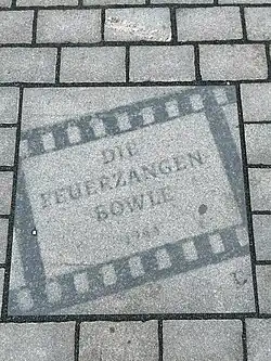 Plaque du film Ce diable de garçon 1964, Potsdam, Brandenburger Straße.