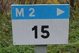 Une plaquette de repérage de la route métropolitaine 2, point repère 15