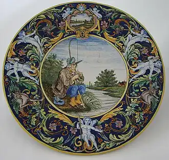 Plat à décor de pêcheur, faïence de Nevers.
