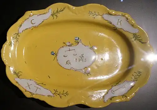 Plat de maître irlandais en faïence de Marseille à fond jaune (1760), fabrique Veuve Perrin.