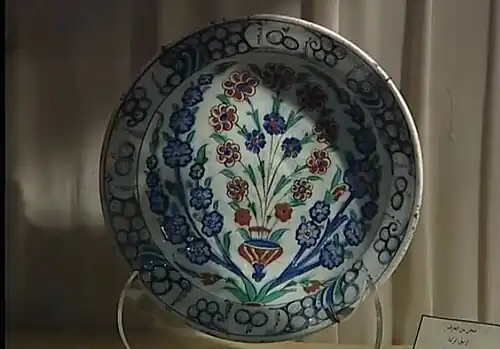 Plat d'Iznik à décor floral&nbsp;datant du&nbsp;XVIIe&nbsp;siècle, exposé au Musée national des antiquités et des arts islamiques d'Alger.