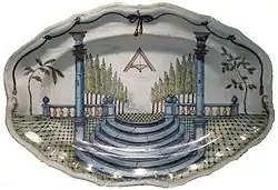 photo d'un plat en faïence décoré de symbole